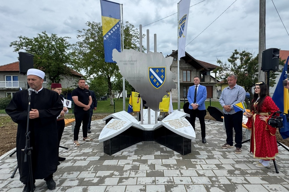 Spomen-obilježje poginulim borcima i civilnim žrtvama rata u Raincima Donjim