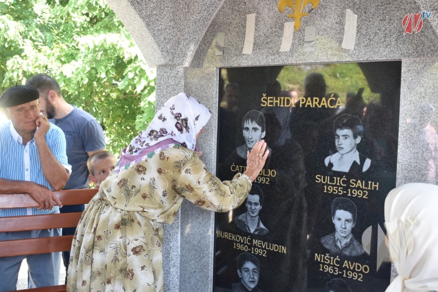 Šehidsko spomen obilježje u Paraćima