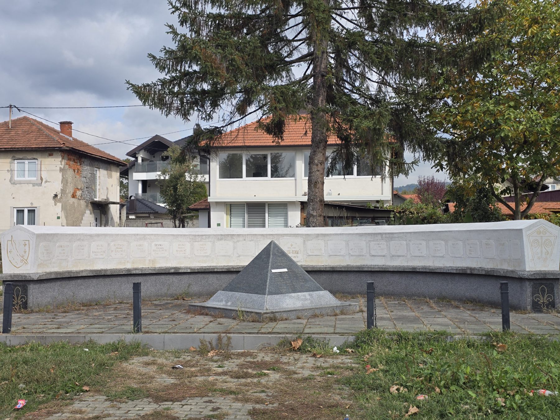 Spomen-obilježje šehidima i civilnim žrtvama rata u Memićima