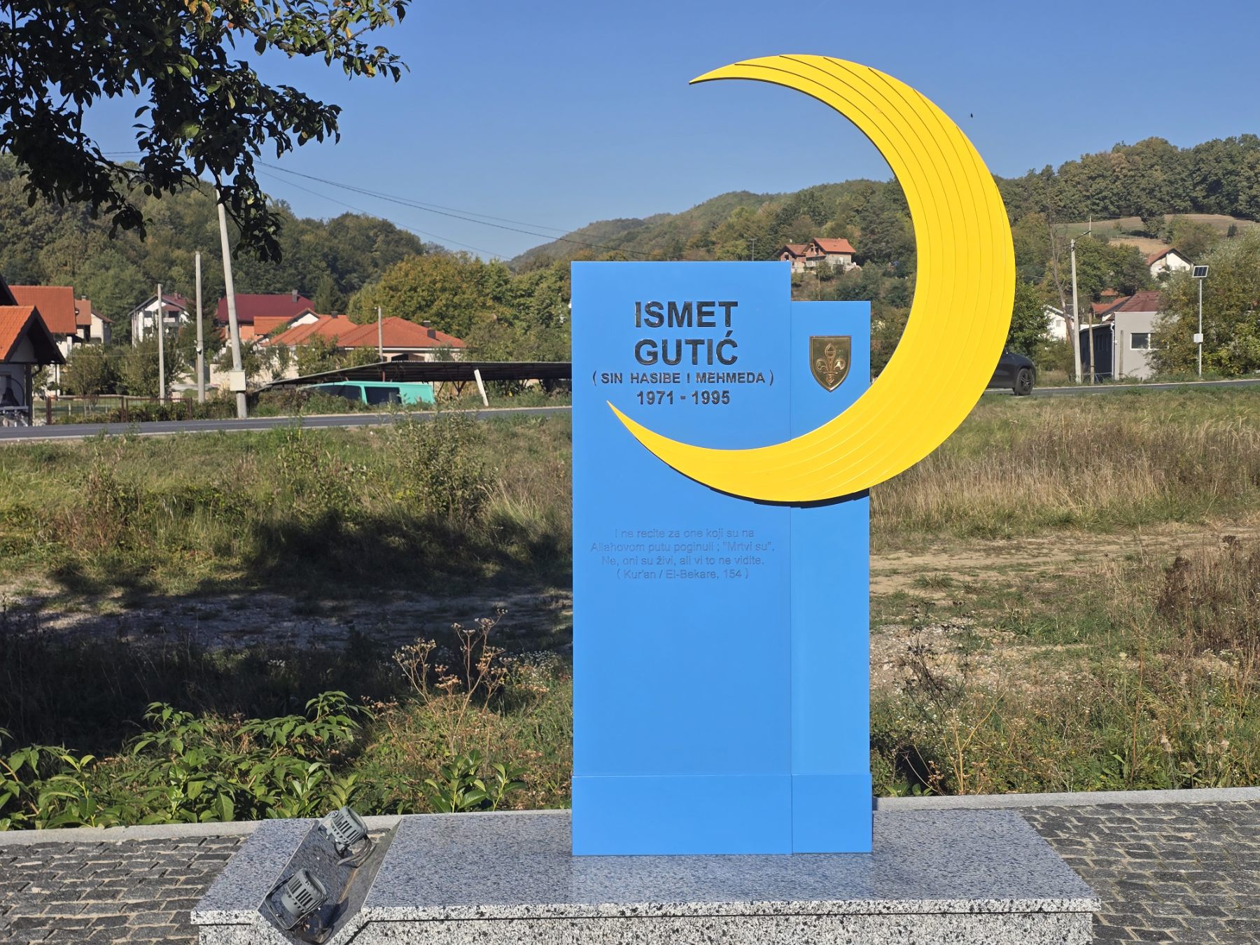 Spomenik Ismetu Gutiću - dobitniku priznanja "Zlatni ljiljan"