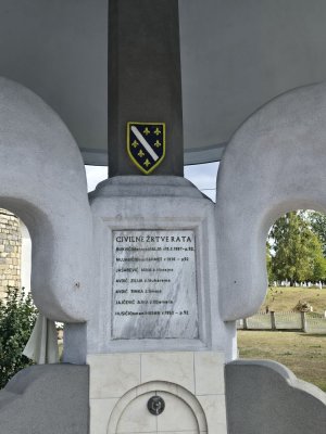 Spomen-obilježje šehidima i civilnim žrtvama rata u Kalesiji Gornjoj — Fotografija