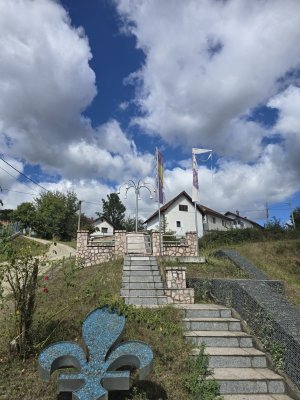 Spomen-obilježje šehidima Hrvačića — Fotografija 2 od 2