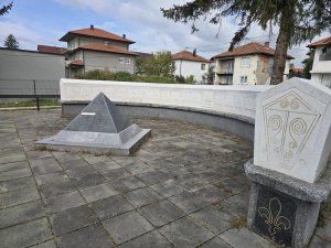 Spomen-obilježje šehidima i civilnim žrtvama rata u Memićima — Fotografija 1 od 2