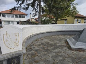 Spomen-obilježje šehidima i civilnim žrtvama rata u Memićima — Fotografija 2 od 2