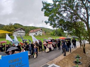 Spomenik Ismetu Gutiću - dobitniku priznanja "Zlatni ljiljan" — Fotografija 1 od 3