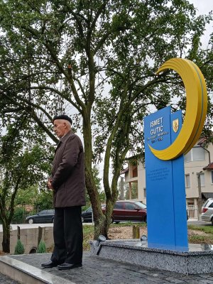 Spomenik Ismetu Gutiću - dobitniku priznanja "Zlatni ljiljan" — Fotografija 3 od 3