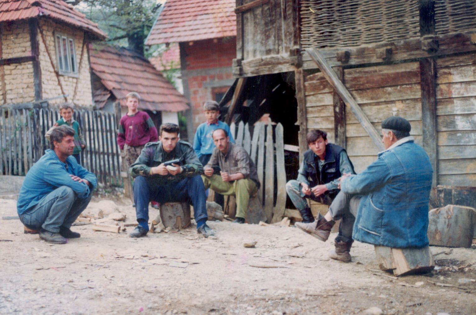 Mještani Jajića 1993. godine slušaju vijesti